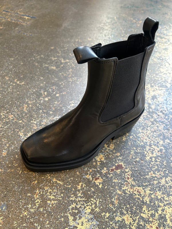 Dusty Boot