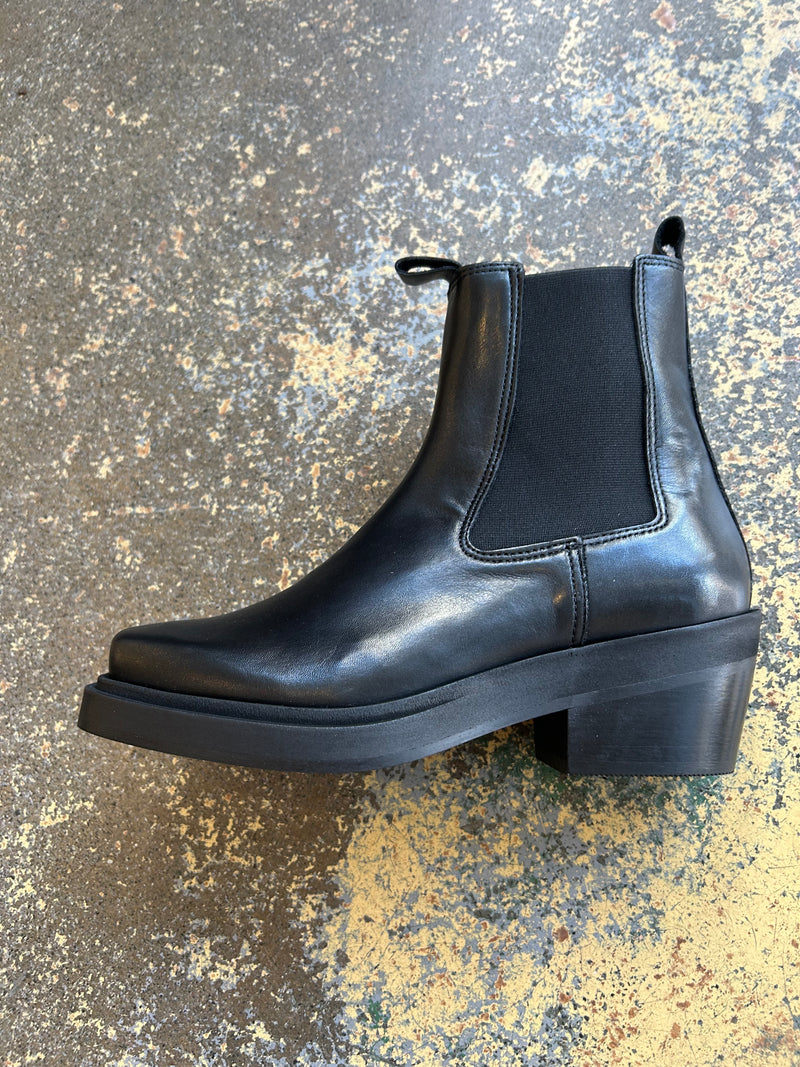 Dusty Boot