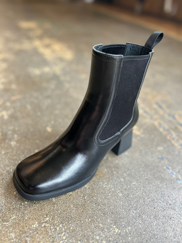 Lila Chelsea Boot