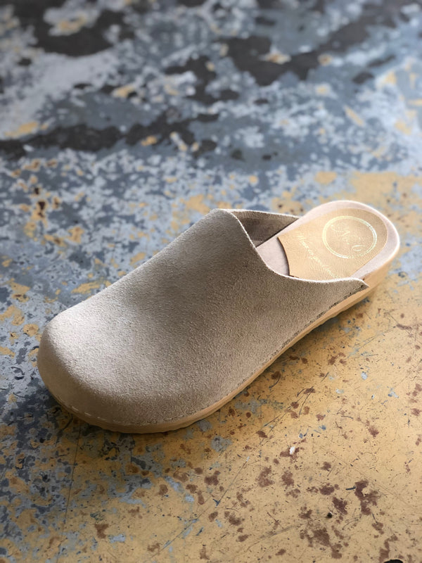 Contour Clog on Flat Base - Chalk Suede