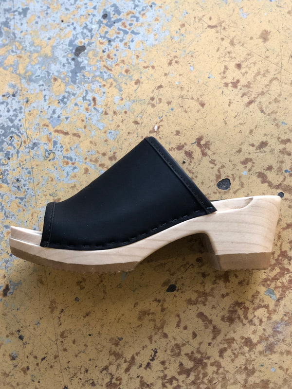 Daria Clog on Mid Heel - Black
